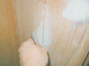 Die Holztüren spachteln